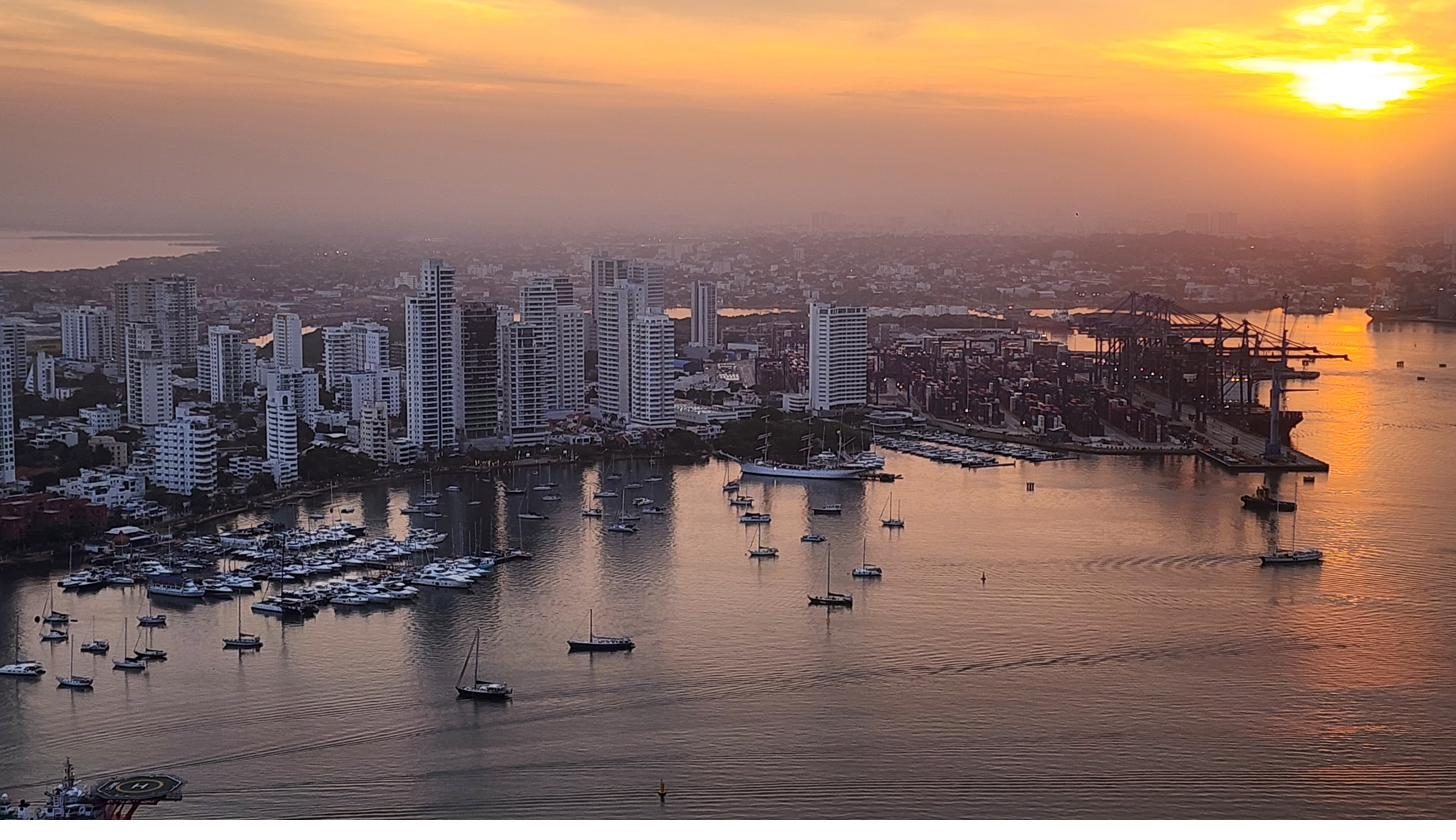 La bahía de Cartagena al atardecer vista desde lo alto