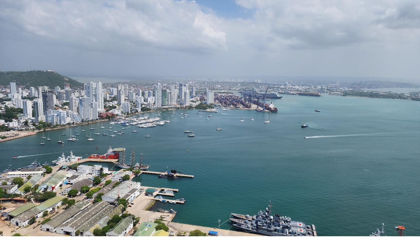 La bahía de Cartagena de día, con las marinas y la ciudad
