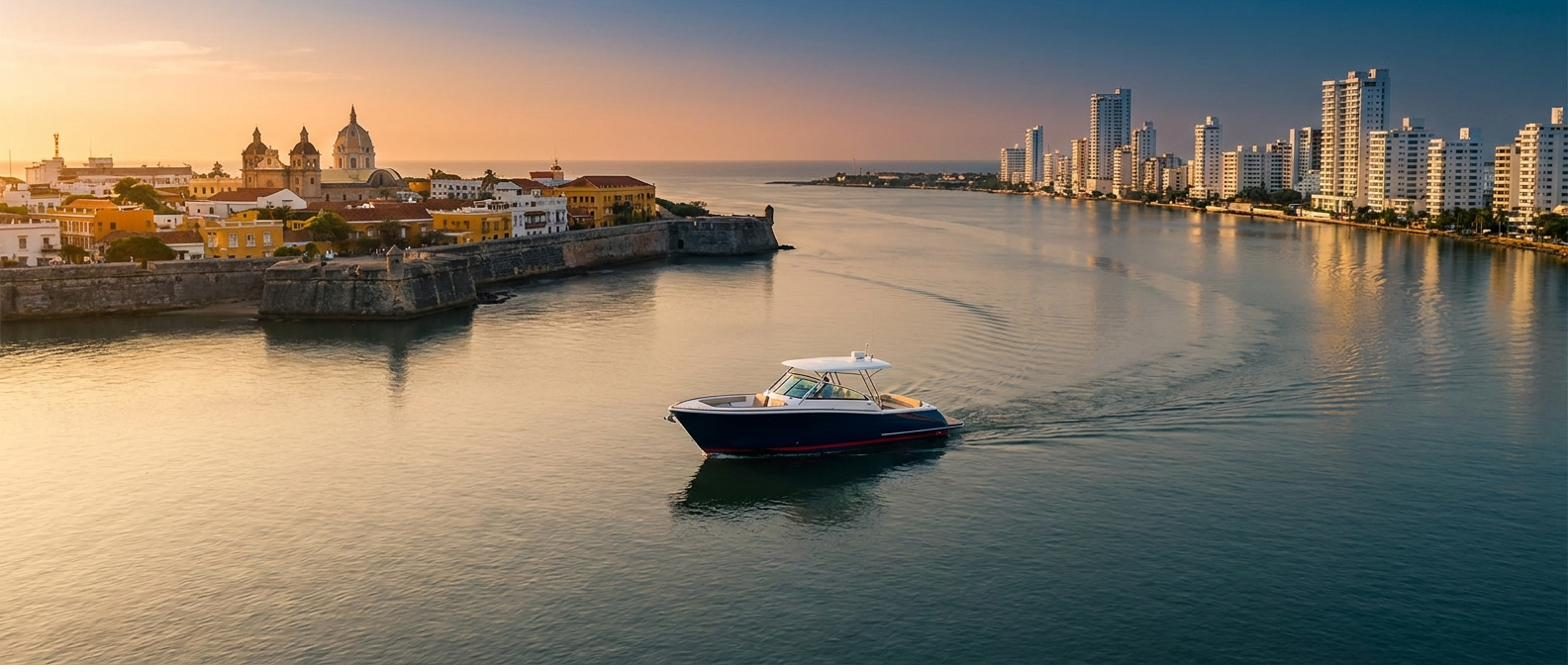 Panorámica de la ciudad amurallada de Cartagena con una lancha navegando