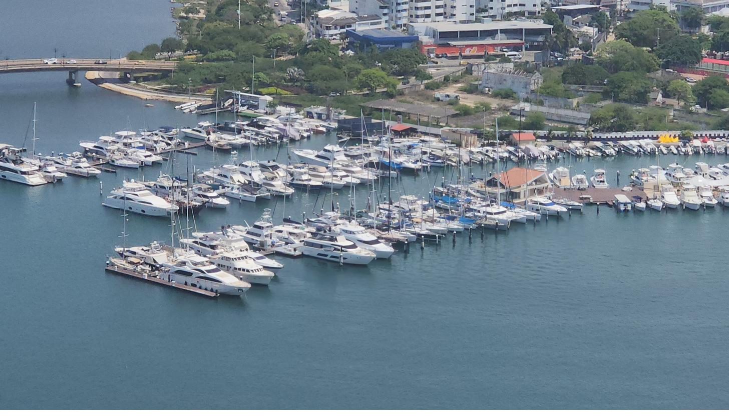Yate Horizonte Azul, con la ciudad amurallada al fondo